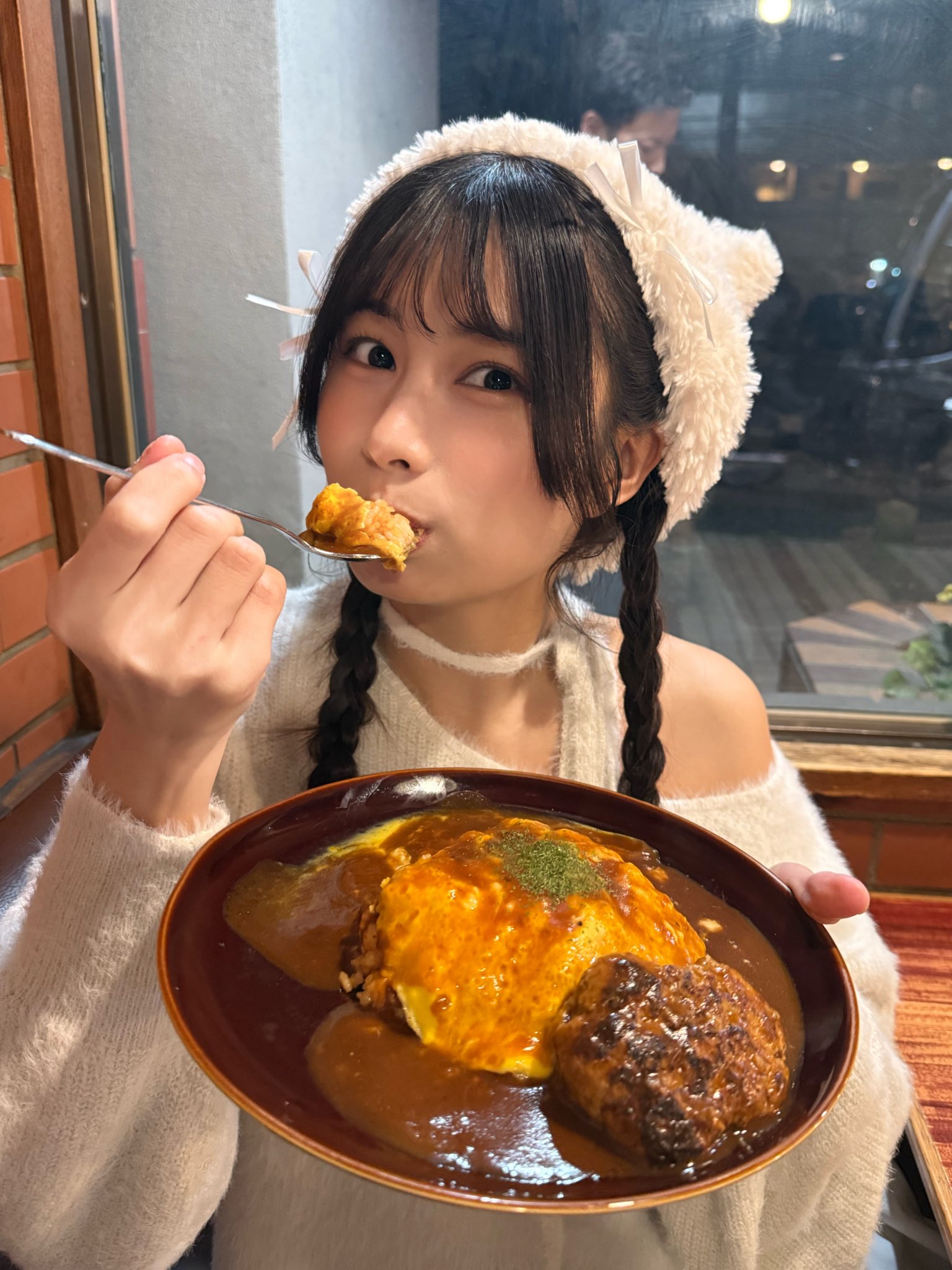 山﨑悠楓の飲食しているソロ写真