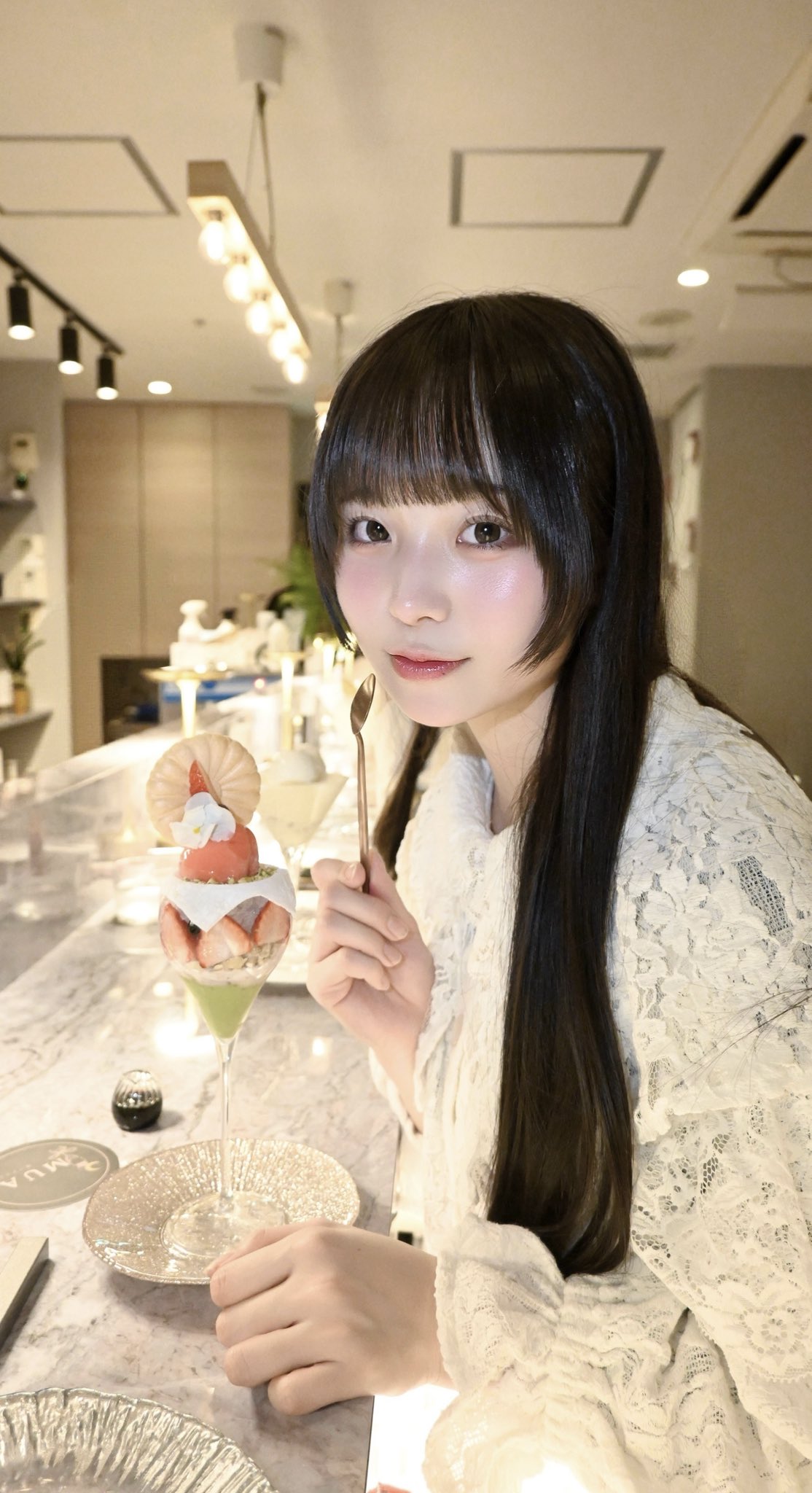 白川千尋 飲食しているソロ写真