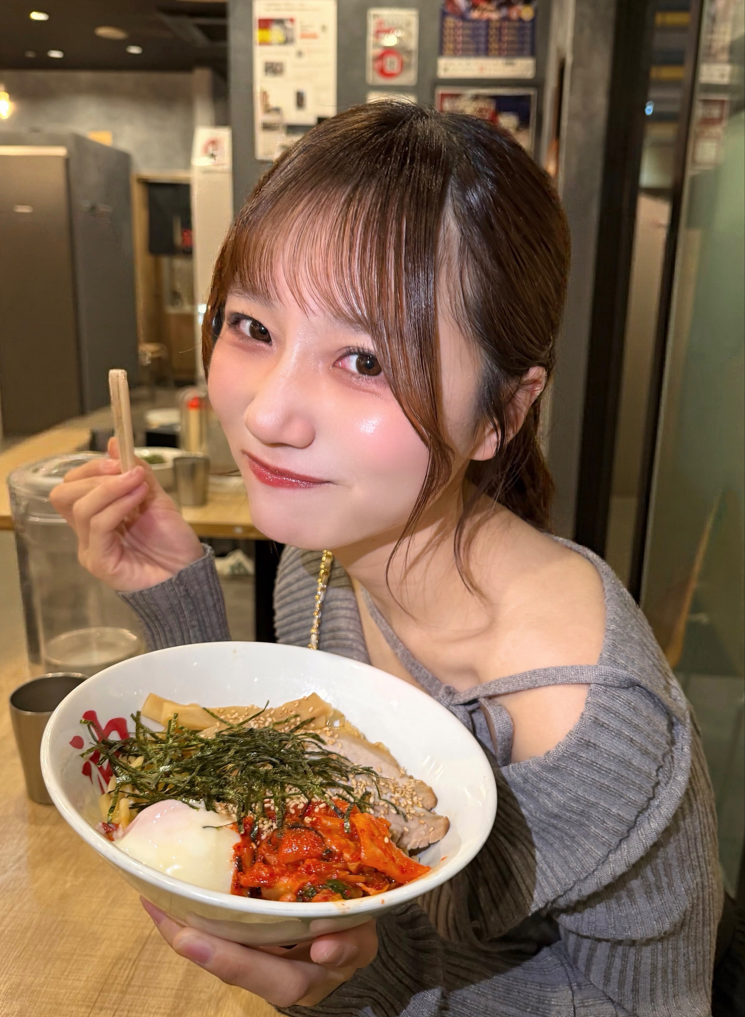 Palette Parade 中野小陽 飲食しているソロ写真