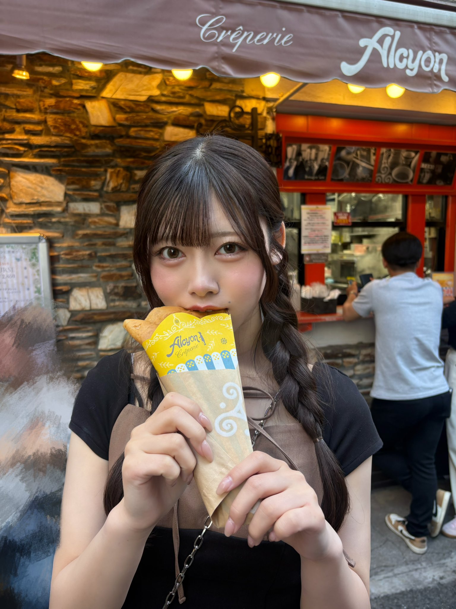 髙橋來都葉の飲食しているソロ写真