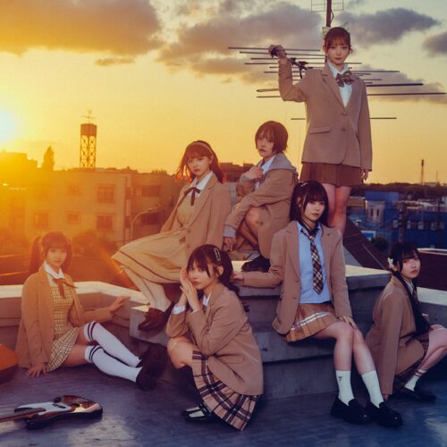 夕暮れの屋上で制服風衣装を着たAKANECLUB.の7人