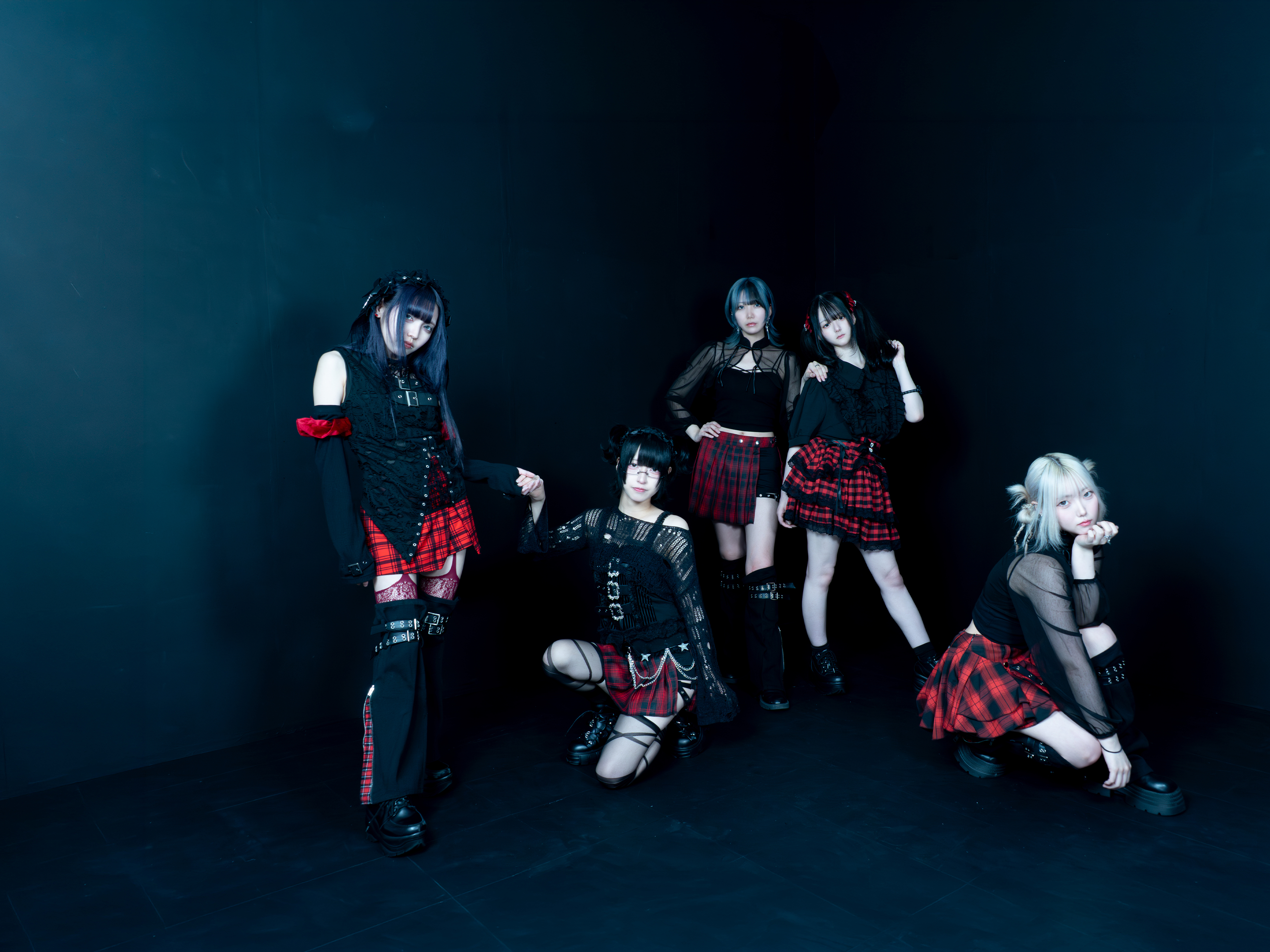 ADELFA 現5名の赤黒衣装集合写真