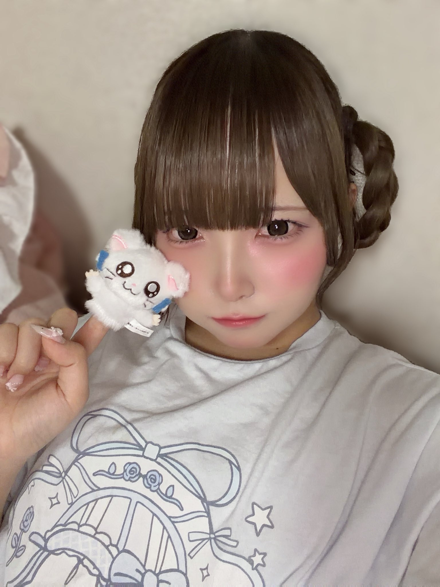 2026年10月4日、私服姿でぬいぐるみを持つ輝夜める