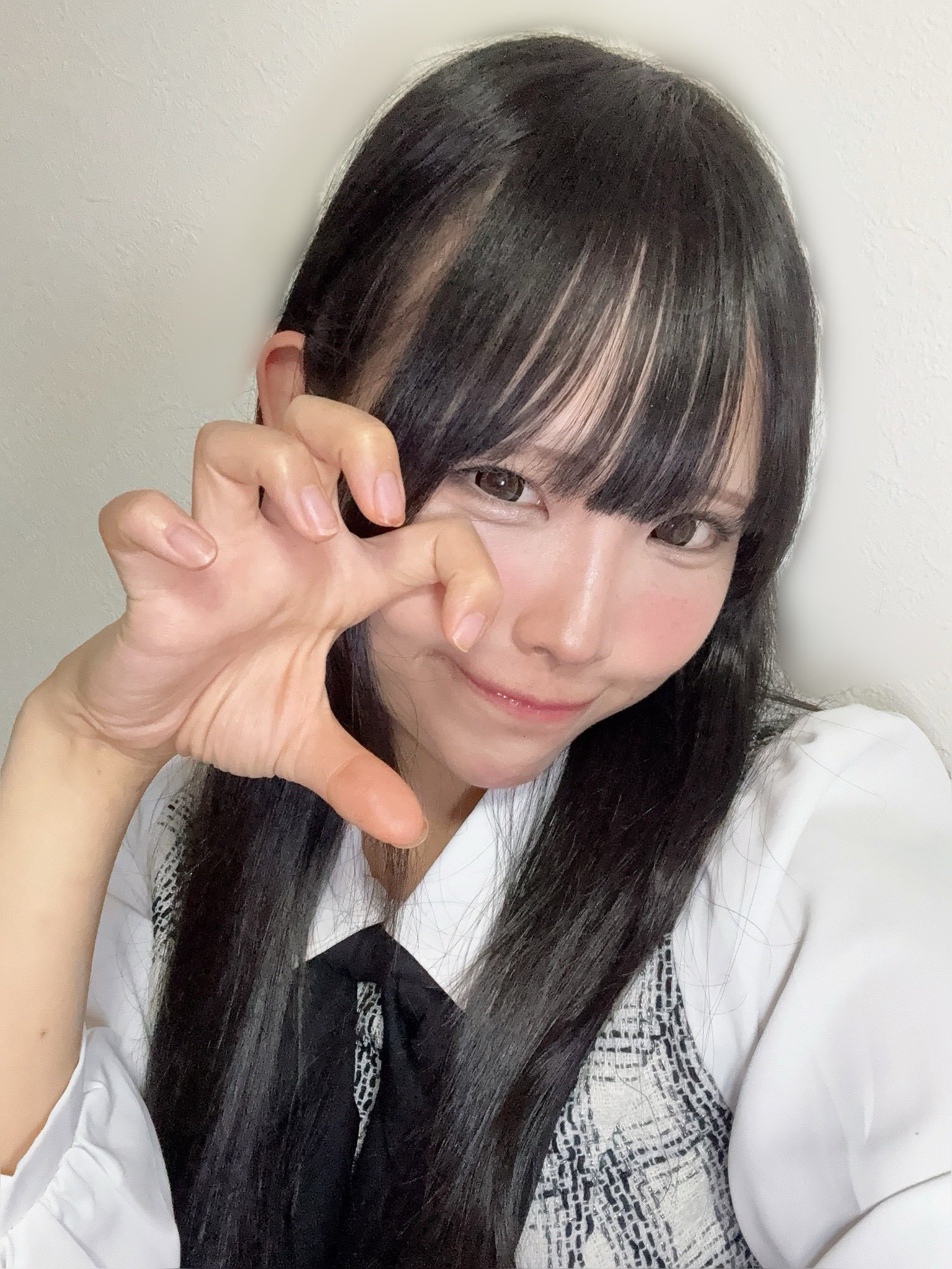2026年9月28日、白いシャツ姿の輝夜なぎさ